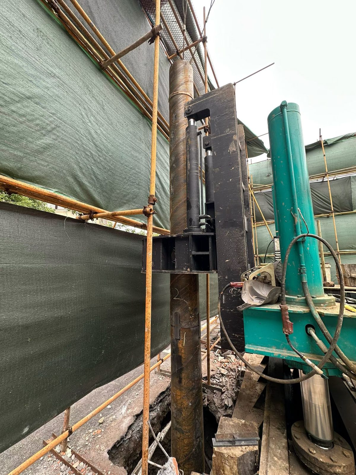 Pile clamping unit