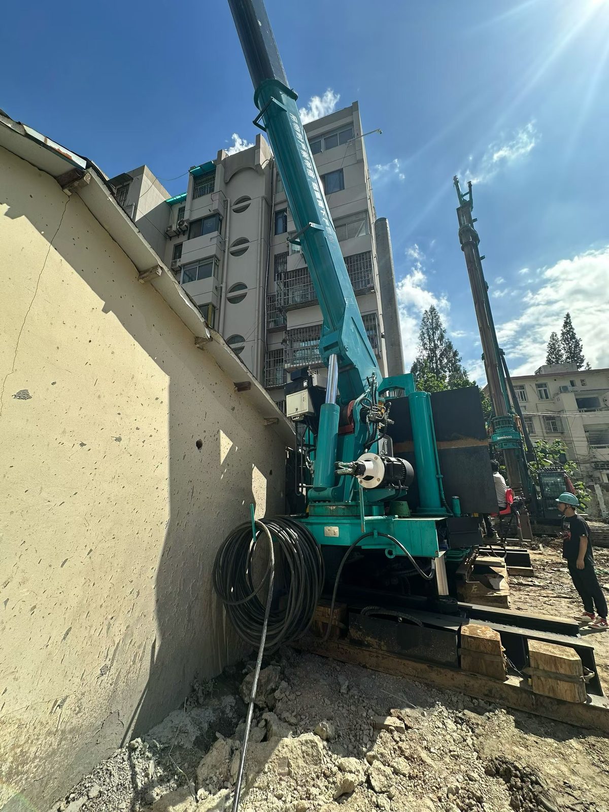 CFZYJ80 working beside a wall